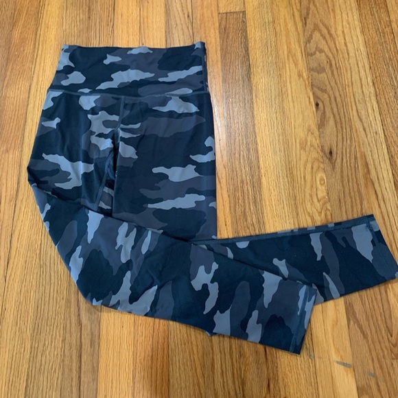 Aerie Camo Dri Fit Capri Workout Pants - Picture 2 of 6